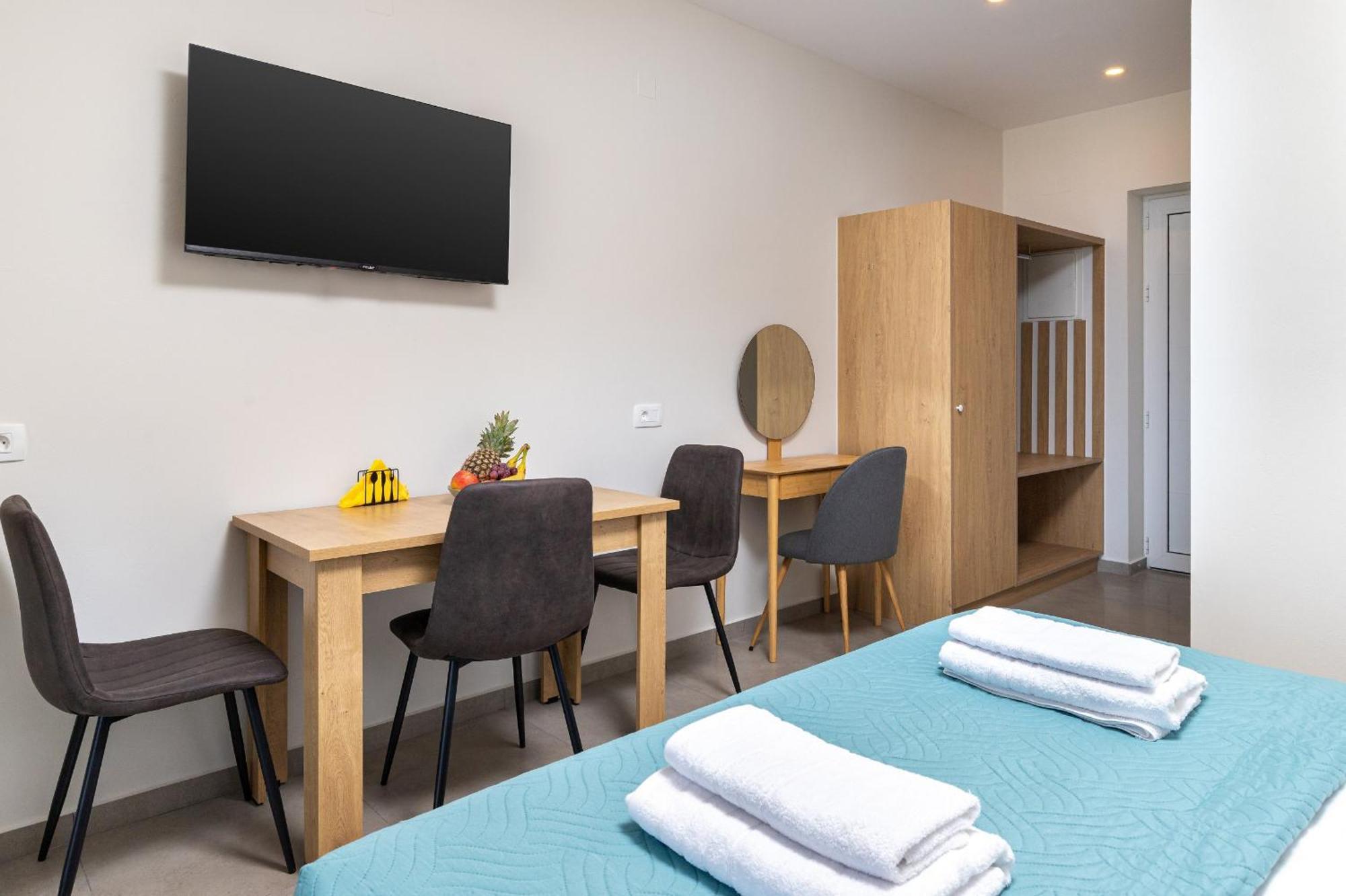 Meli Apartments Paleochora Екстериор снимка
